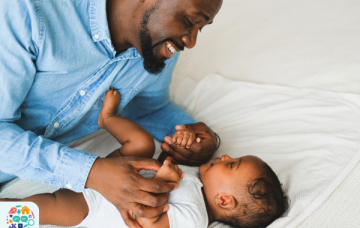 Pam mae cyngor a chymorth i rieni mor hanfodol ym maes datblygiad plentyn Adult playing with a baby